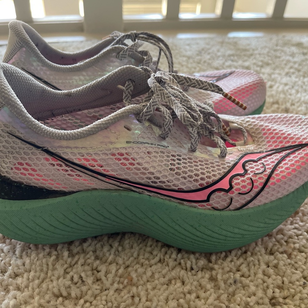 Endorphins Saucony Pink and Gray Athletic Running shoes - Picture 6 of 7